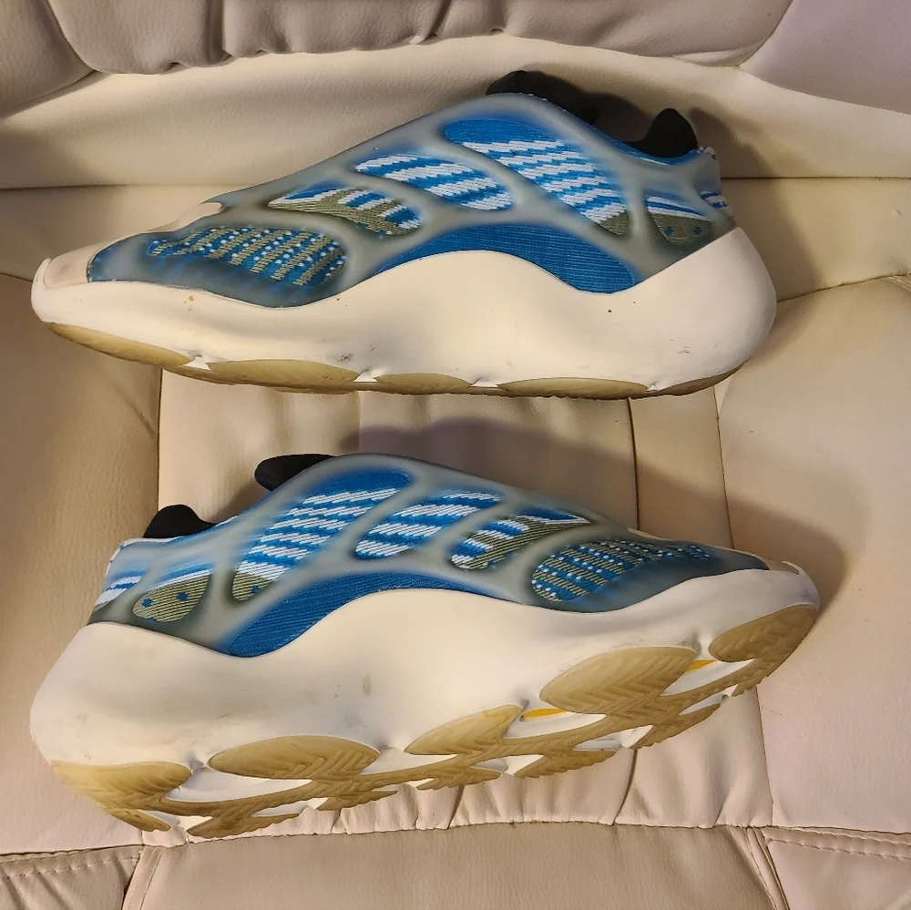 Adidas Yeezy 700 V3 Sneakers